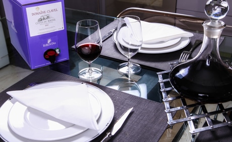 cubi de vin Bibovino sur une table de restaurant