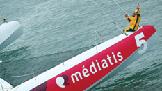 bateau avec inscription logo mediatis